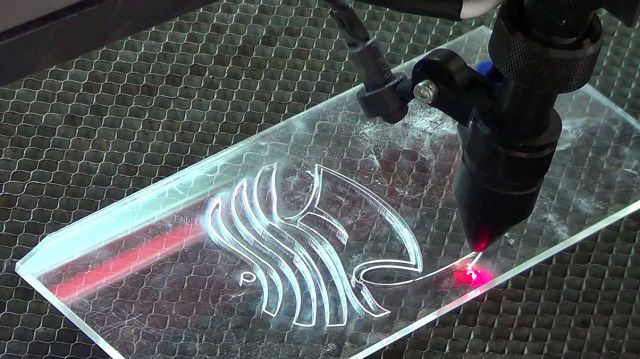 Cắt laser trực tiếp lên các sản phẩm làm từ mica