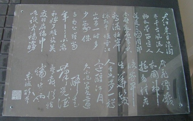 Dịch vụ khắc chữ lên kính uy tín tại Hà Nội