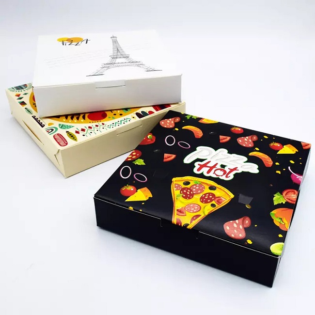 Mẫu in hộp bánh pizza sử dụng nền đen làm nổi bật các họa tiết ngộ nghĩnh, sống động