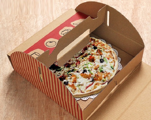 Thiết kế mẫu in vỏ hộp pizza có quai xách ấn tượng, cầu kỳ giúp người dùng dễ mang đi