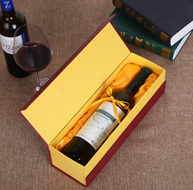 Bên trong các mẫu in hộp giấy đựng rượu thường lót thêm lớp nhung để bảo vệ sản phẩm chống va đập