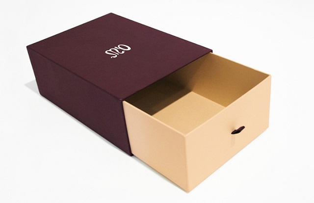 Chi phí in hộp đựng giày phụ thuộc vào số lượng, yêu cầu, quy mô đơn hàng