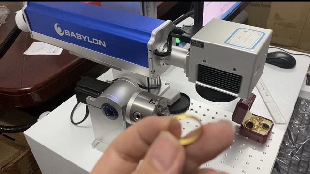 Công nghệ khắc laser lên nhẫn vàng vô cùng tinh xảo