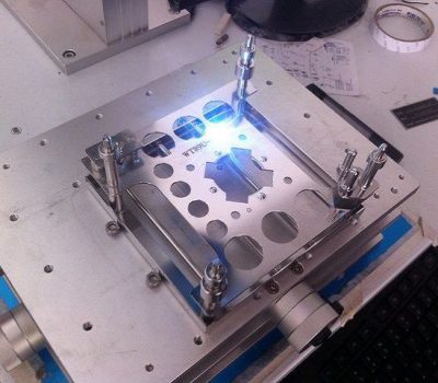 Sử dụng máy móc công nghệ hiện đại để khắc laser trên kim loại