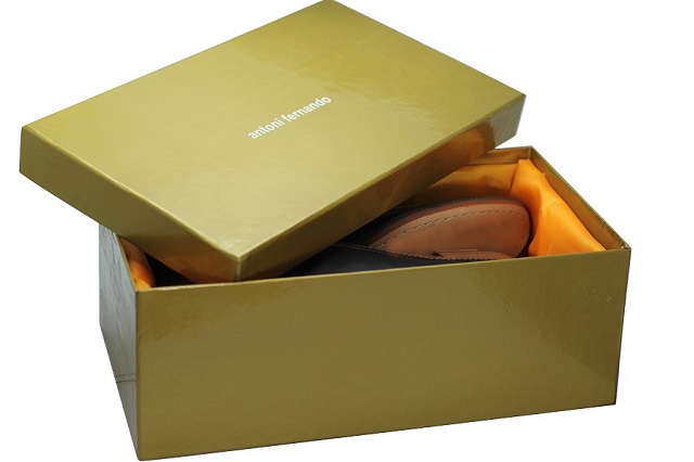 Mẫu hộp đựng giày màu vàng gold phủ bóng làm tăng tính cầu kỳ, sang trọng cho sản phẩm