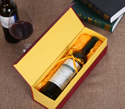 Bên trong các mẫu in hộp giấy đựng rượu thường lót thêm lớp nhung để bảo vệ sản phẩm chống va đập